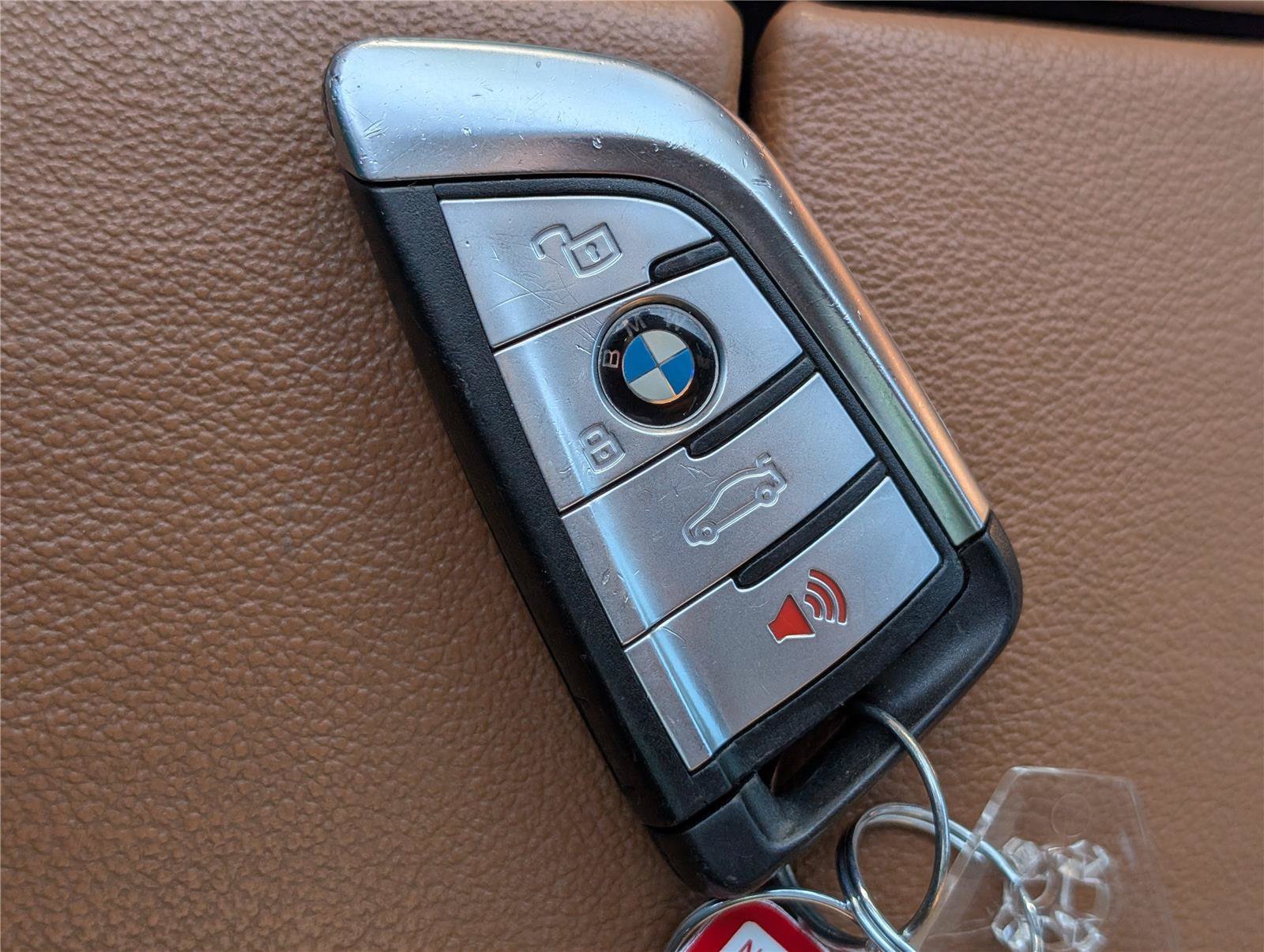 Used 2022 Mineral White Metallic BMW xDrive40i image 32