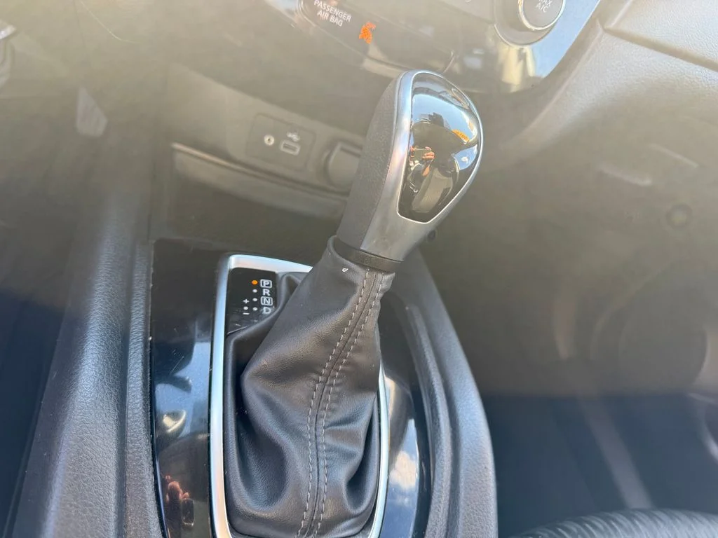 Used 2019 White Nissan S image 16
