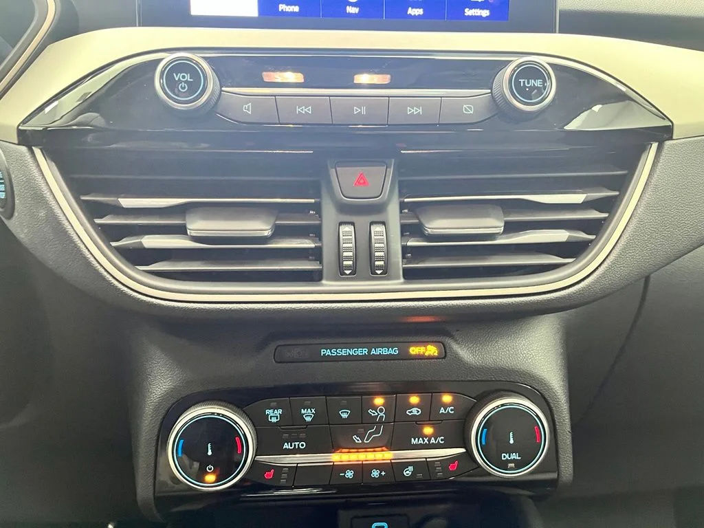 Used 2022 Black Ford SE image 21