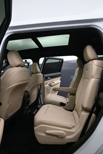 New 2026 Bright White Clear-Coat Exterior Paint Jeep Limited image 8