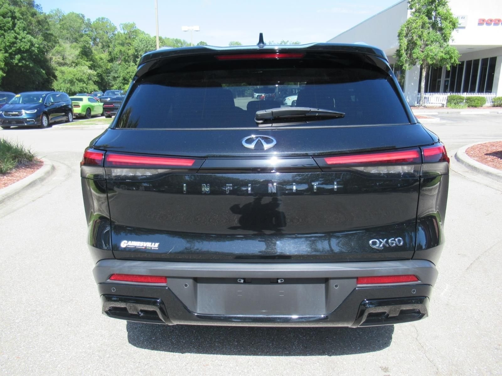 Used 2023 Black INFINITI LUXE image 6