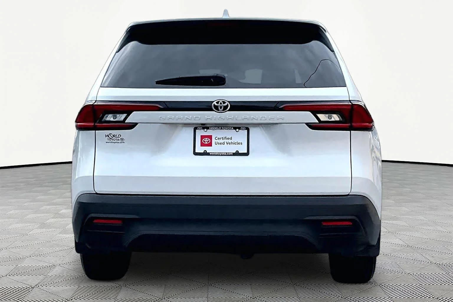 Used 2025 Wind Chill Pearl Toyota LE image 5