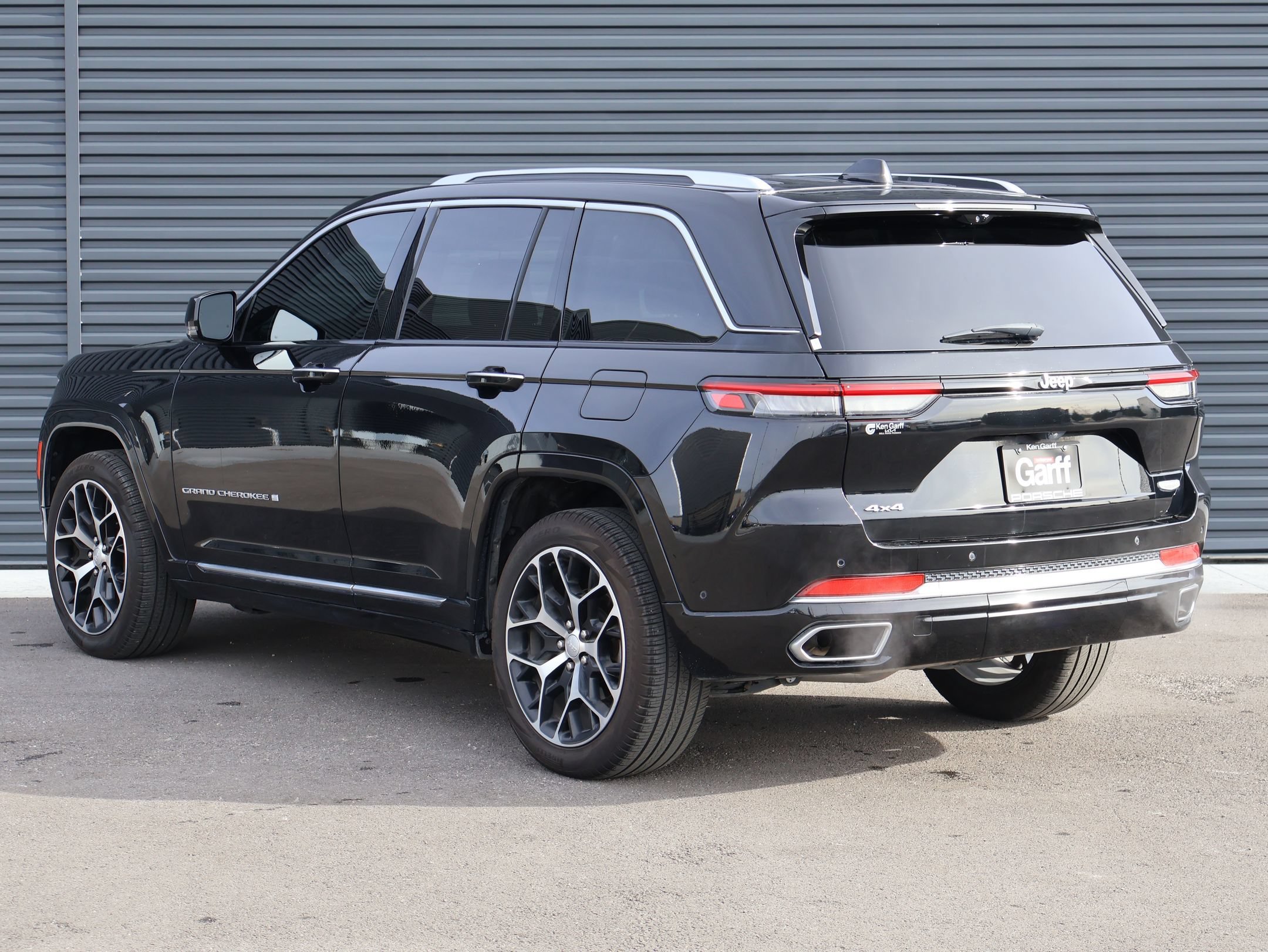 Used 2023 Diamond Black Crystal Pearlcoat Jeep Summit Reserve image 7