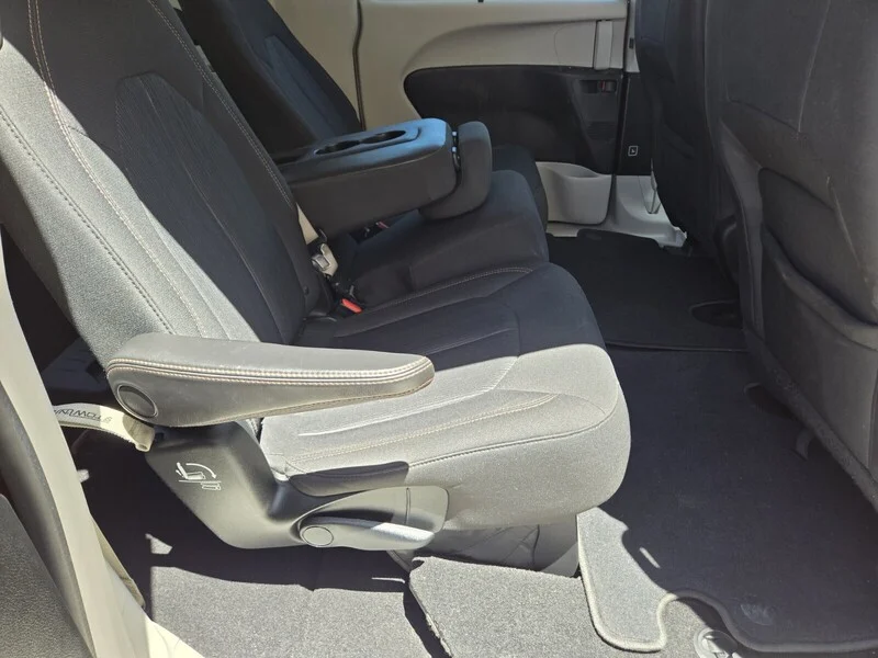 Used 2018 Velvet Red Pearlcoat Chrysler Touring Plus image 11