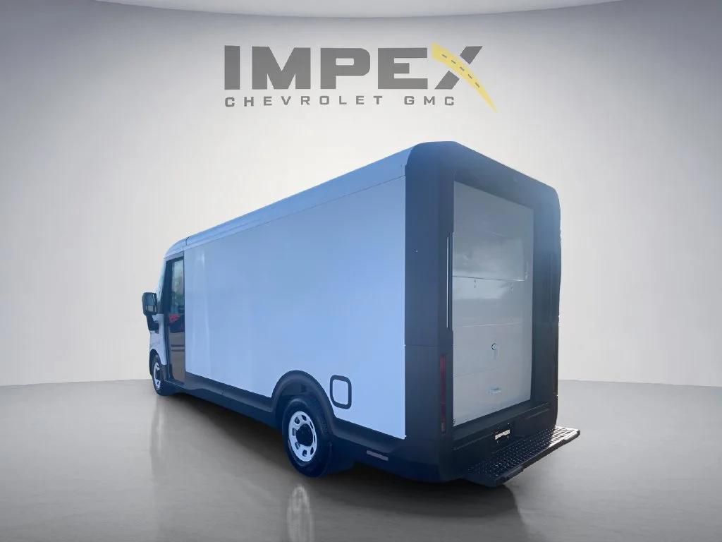 Used 2025 Oyster White Chevrolet EJY image 3