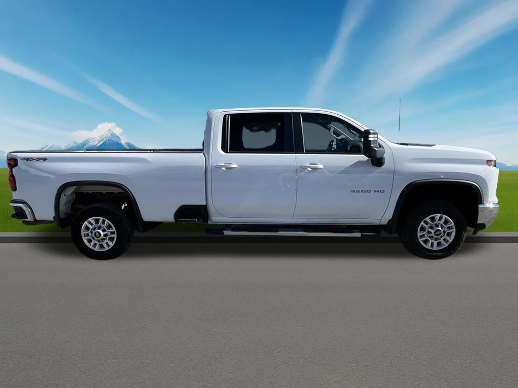 Used 2025 Summit White Chevrolet LT image 4