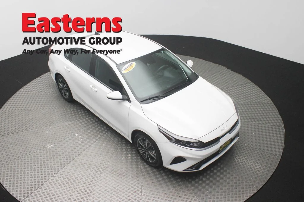 Used 2023 White Kia LXS image 3
