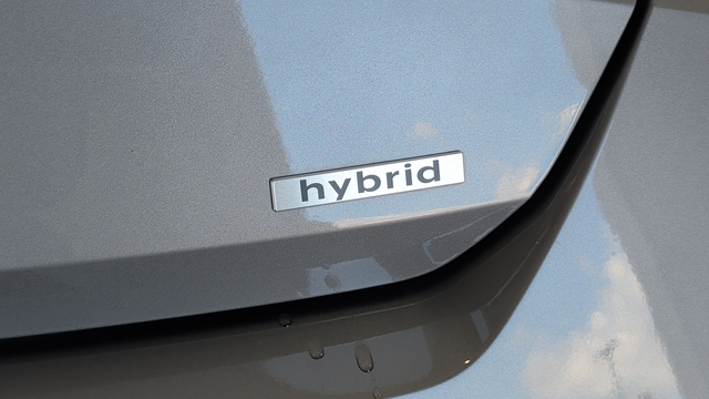 Certified Used 2025 Fluid Metal Hyundai Limited image 40