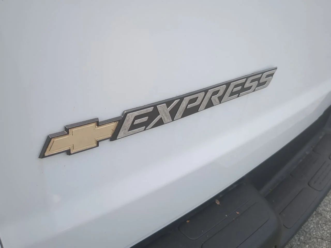 New 2025 Summit White Chevrolet WT image 28