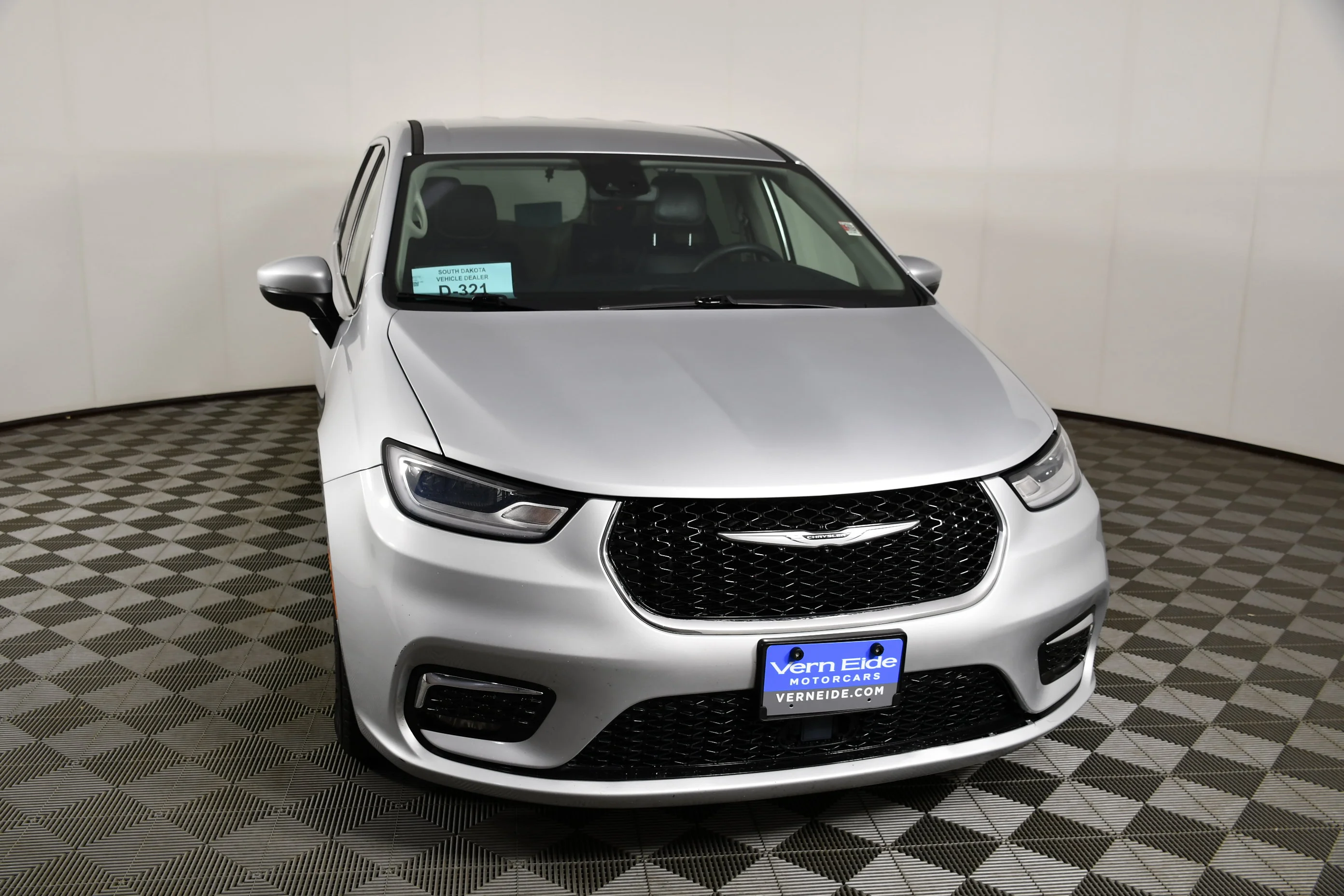 Used 2023 Silver Mist Clearcoat Chrysler Hybrid Touring L image 3