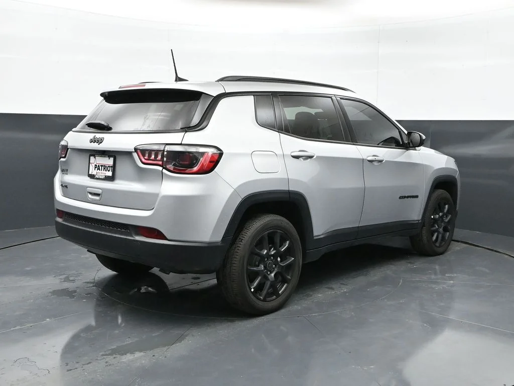 New 2026 Silver Zynith Metallic Clear-Coat Exterior Paint Jeep Latitude image 24
