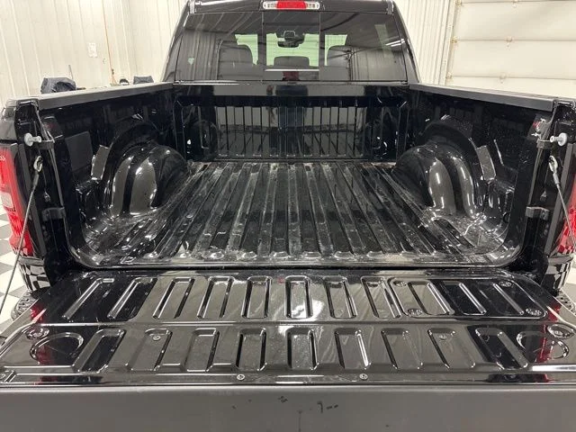 New 2026 Diamond Black Crystal Pearl-Coat Exterior Paint RAM Laramie image 34