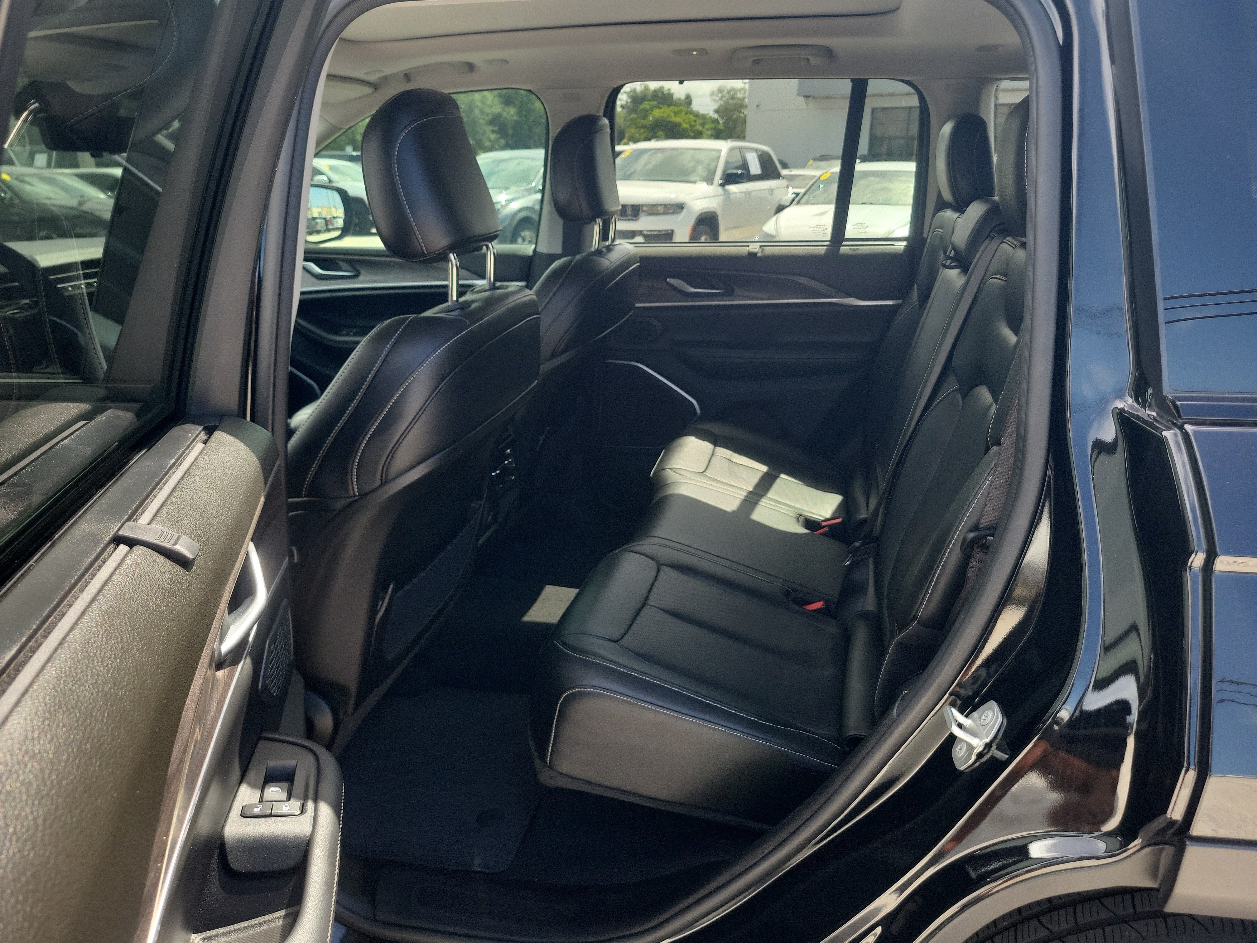 Used 2024 Diamond Black Crystal Pearlcoat Jeep Limited image 11