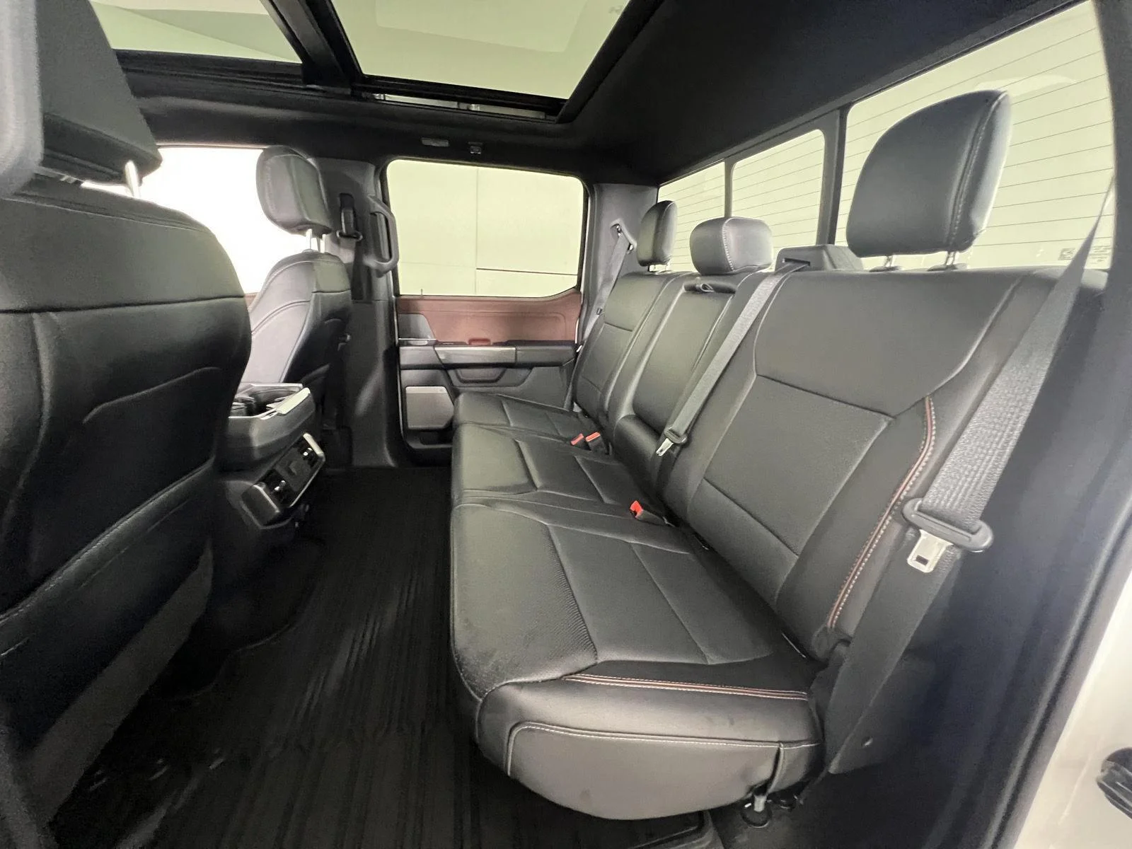 Used 2022 Star White Metallic Tri-Coat Ford LARIAT image 21