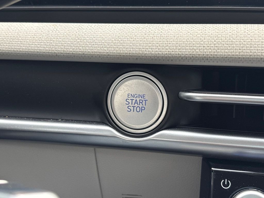 Used 2025 White Hyundai SEL Convenience image 24