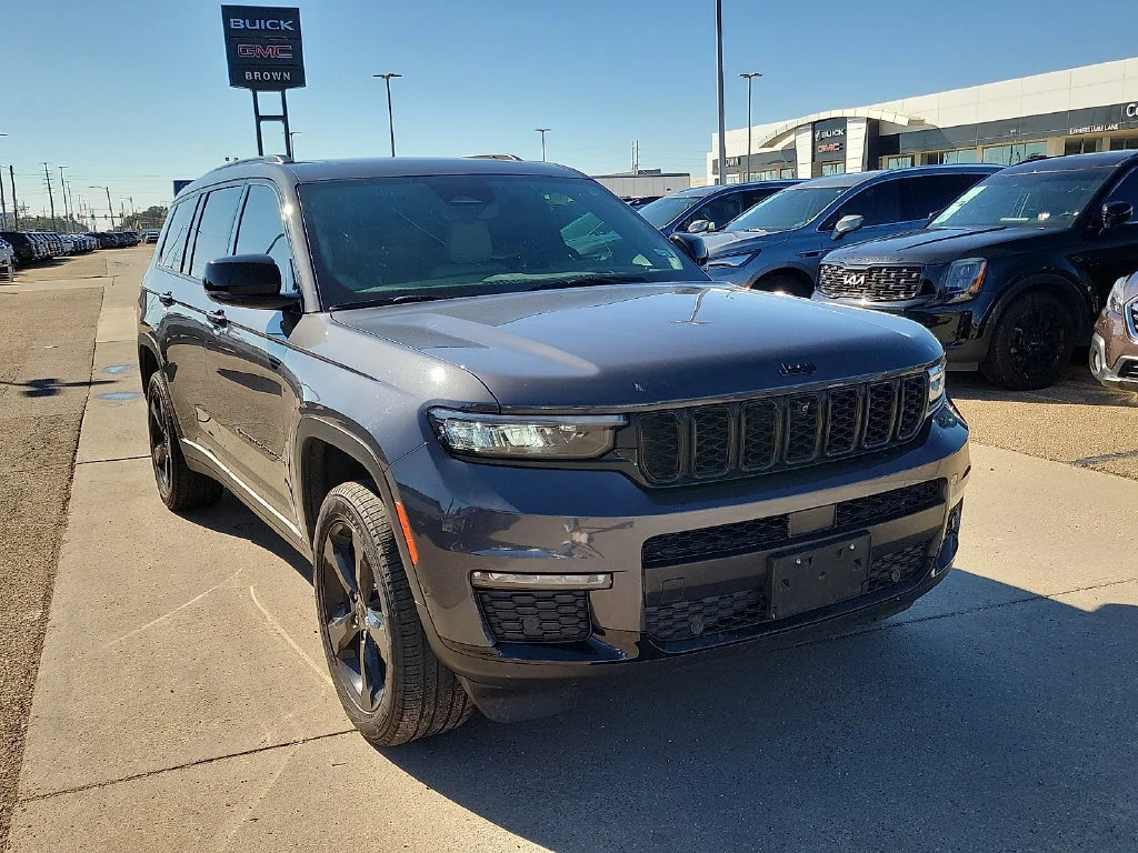 Used 2025  Jeep Limited image 2