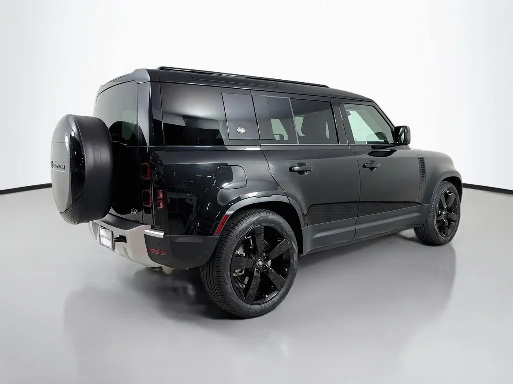 Used 2023 Santorini Black Metallic Land Rover SE image 5