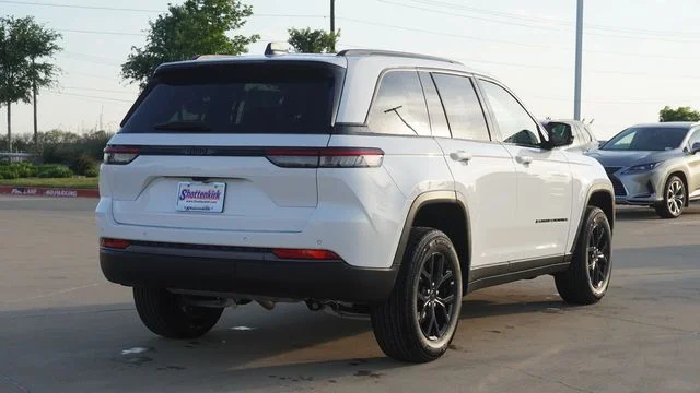 New 2026 Bright White Clear-Coat Exterior Paint Jeep Altitude image 9