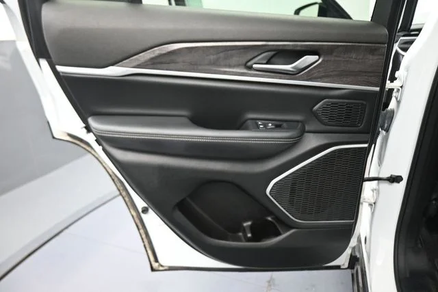Used 2022 White Jeep 4xe image 26