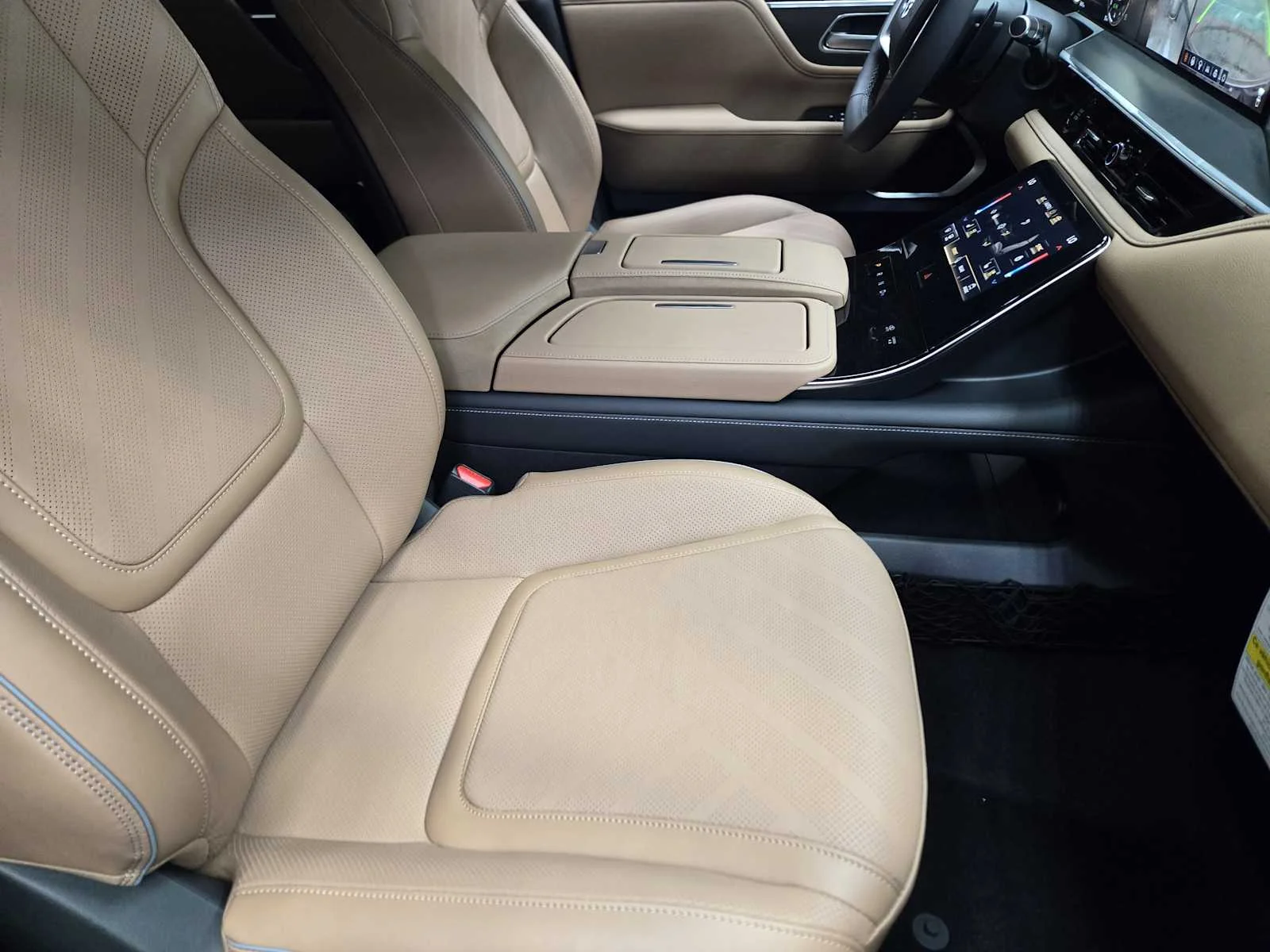 New 2026 RADIANT WHITE INFINITI Luxe 2WD image 9