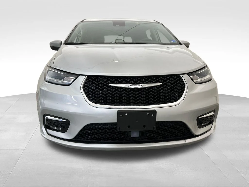 Used 2023 Silver Chrysler Touring L image 9