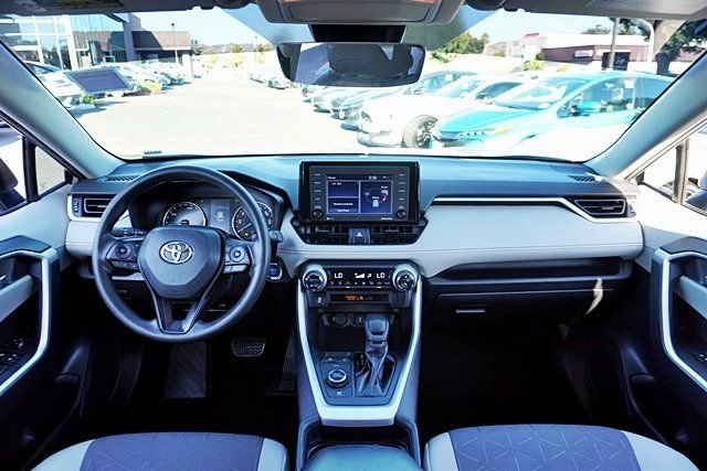 Used 2021 Silver Toyota XLE image 19