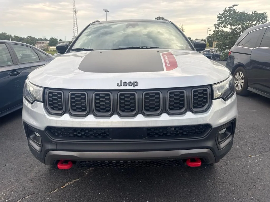 Used 2025 Silver Jeep Trailhawk image 3