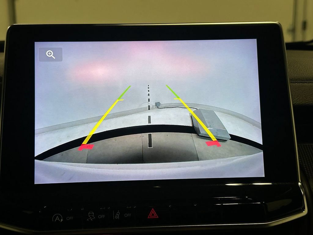 Used 2023  Jeep Altitude image 4