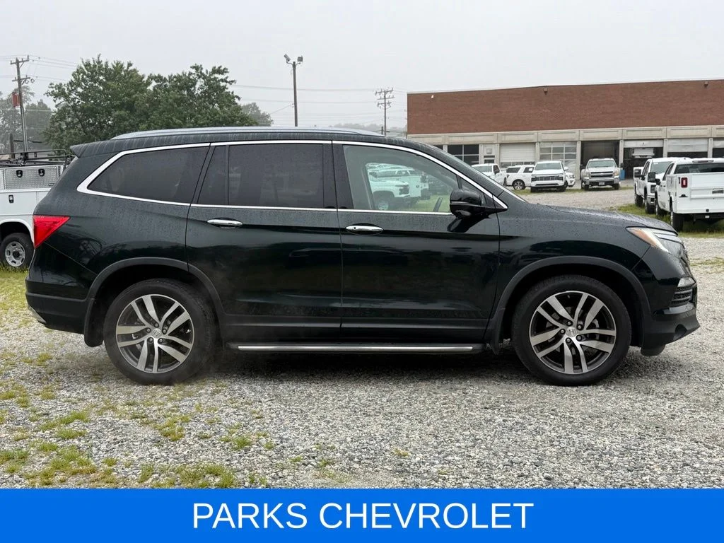 Used 2016 Green Honda Touring image 2