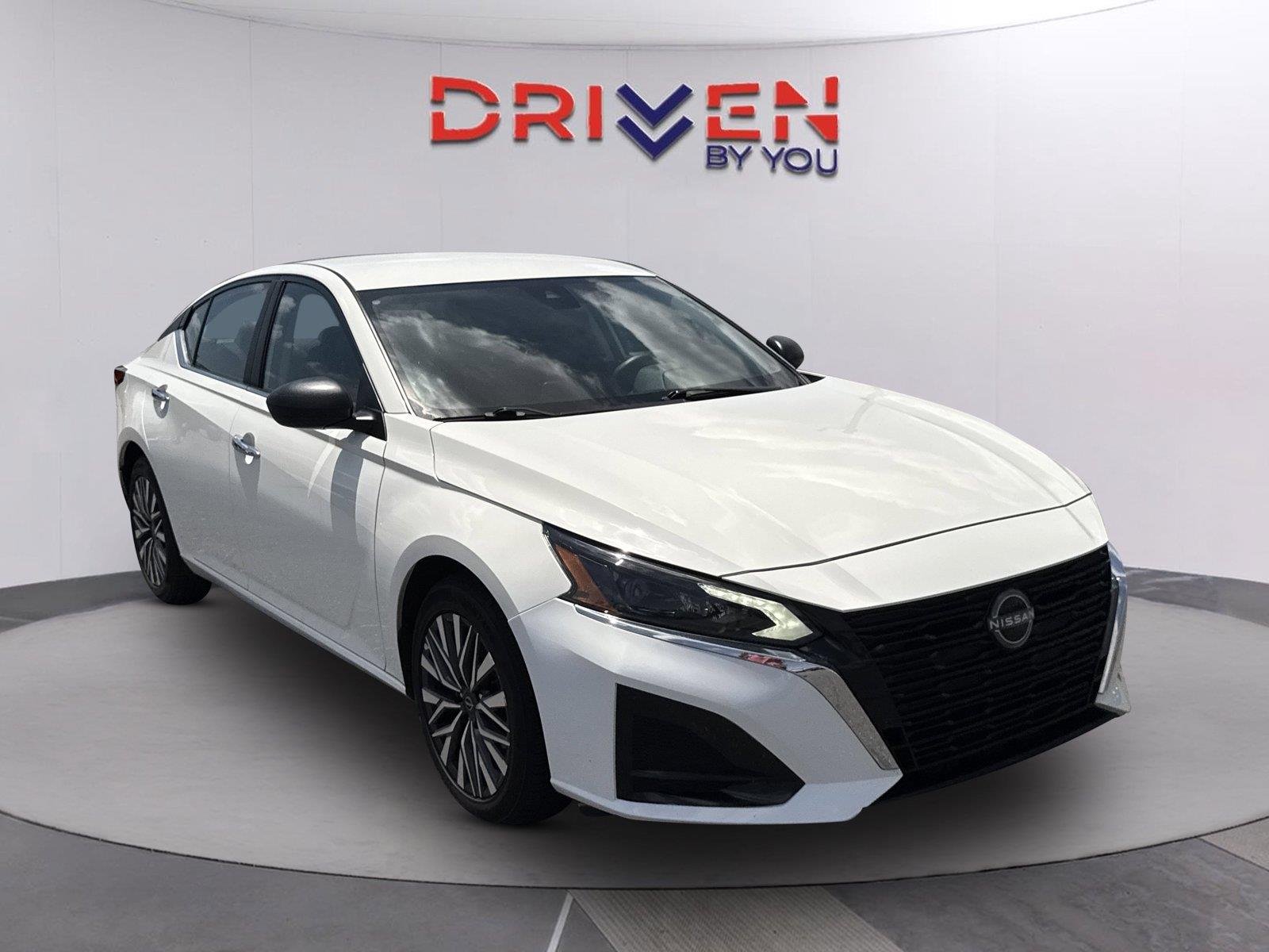 Used 2025 Glacier White Nissan SV image 2