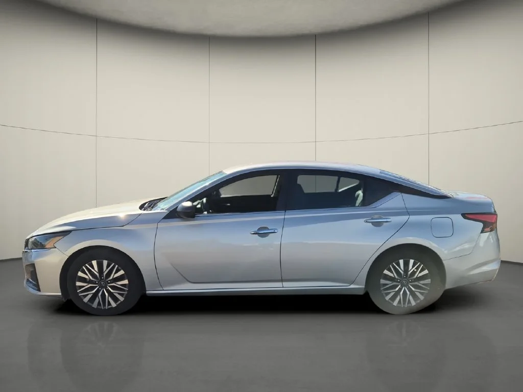 Used 2024 Silver Nissan 2.5 SV image 4