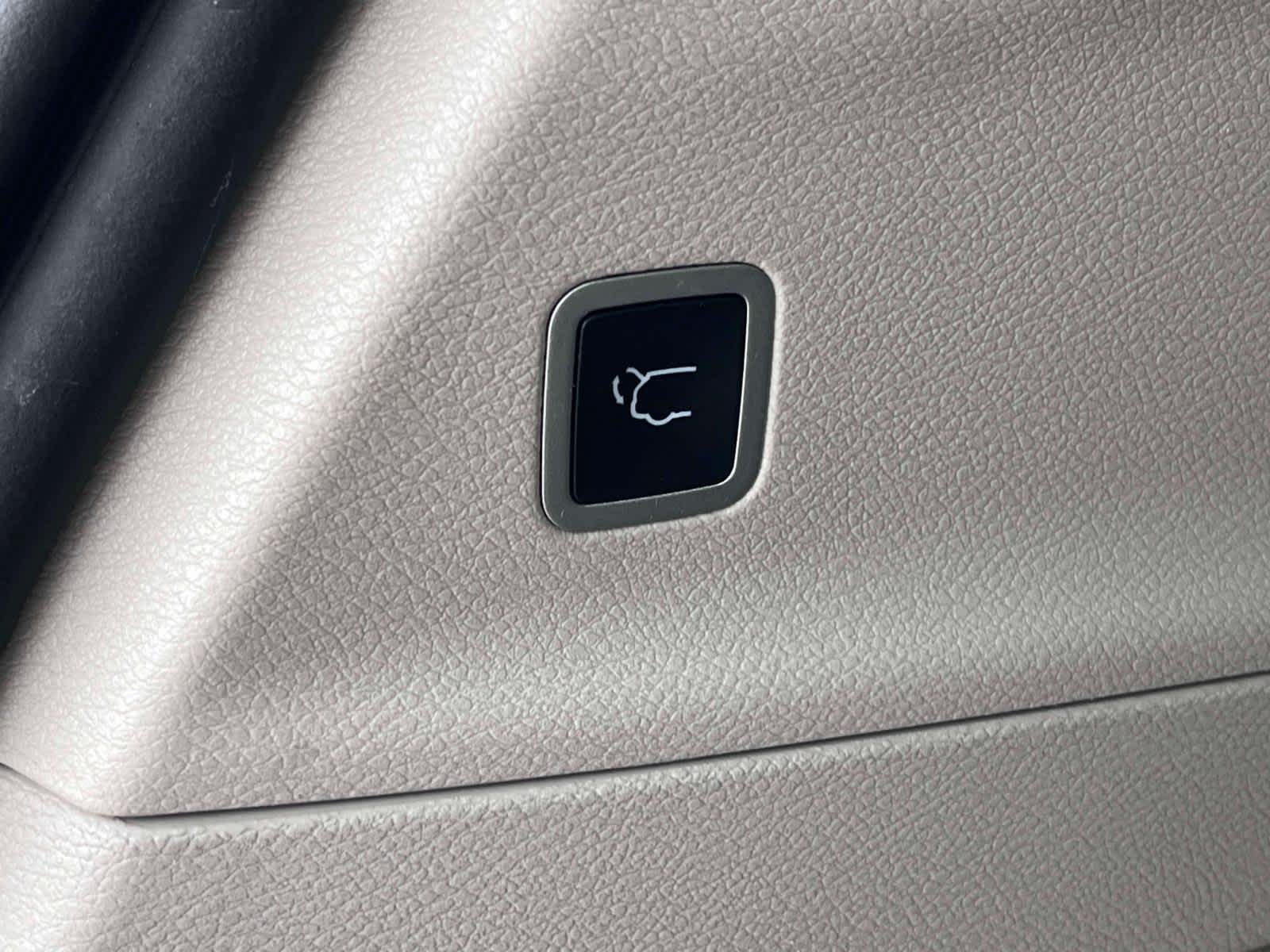 Used 2023 Blk/black Chrysler Touring L image 19