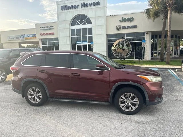 Used 2015 Red Toyota  image 1