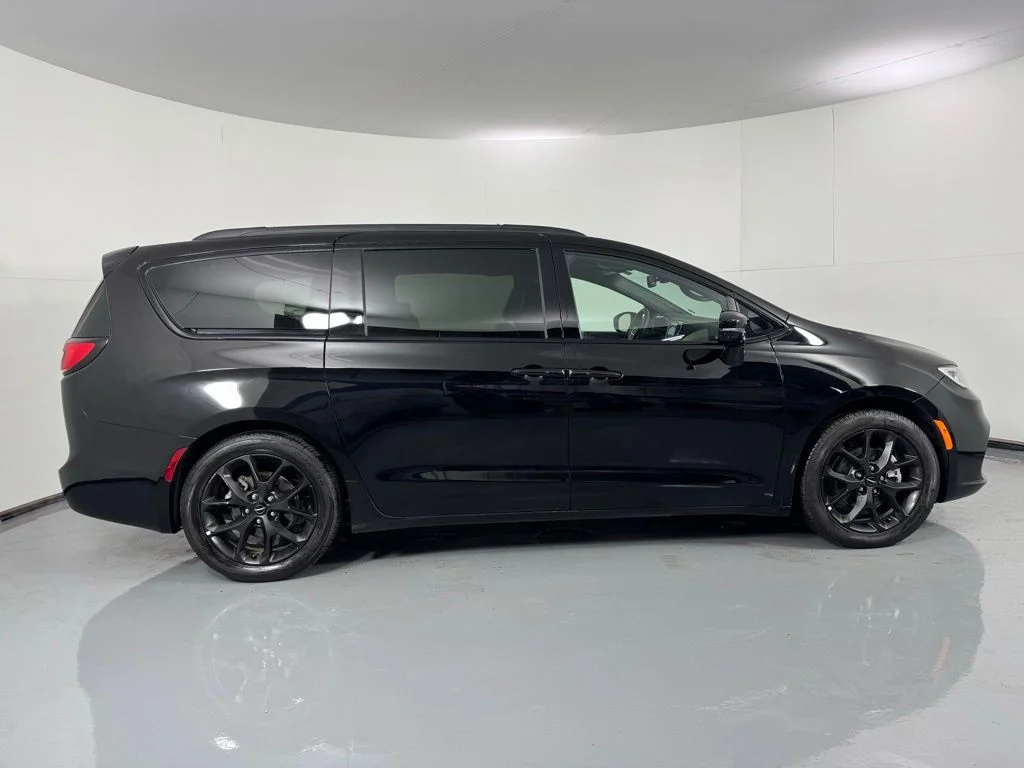 Used 2025 Black Chrysler Limited image 3