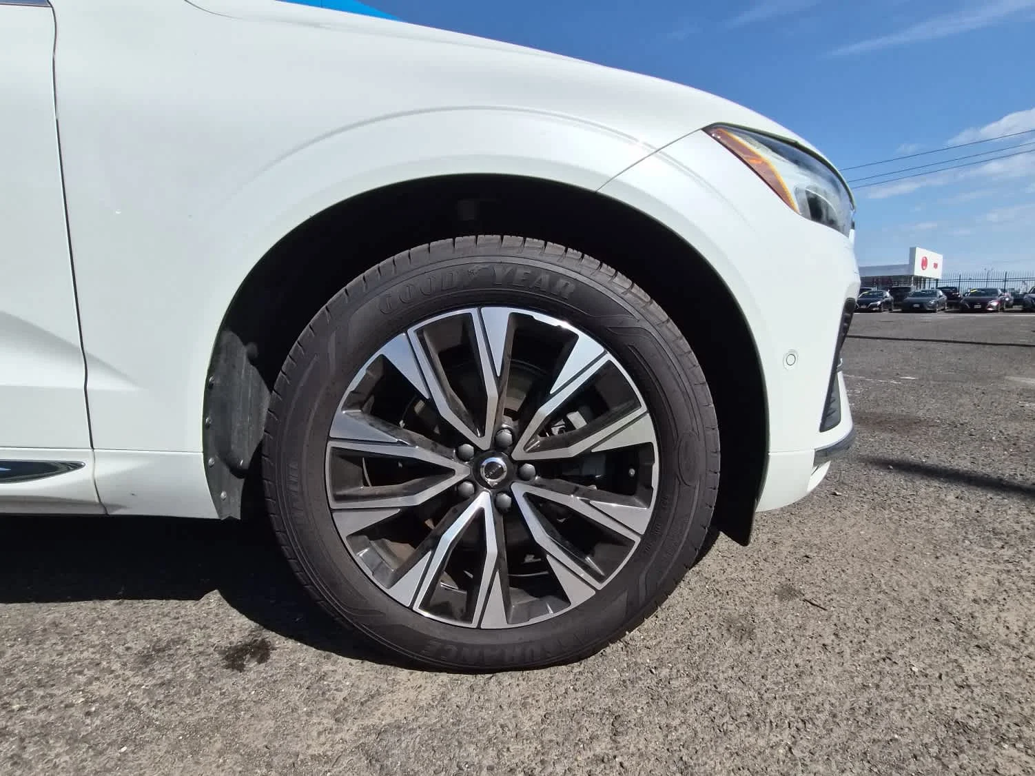 Used 2023  Volvo Plus Bright Theme image 10