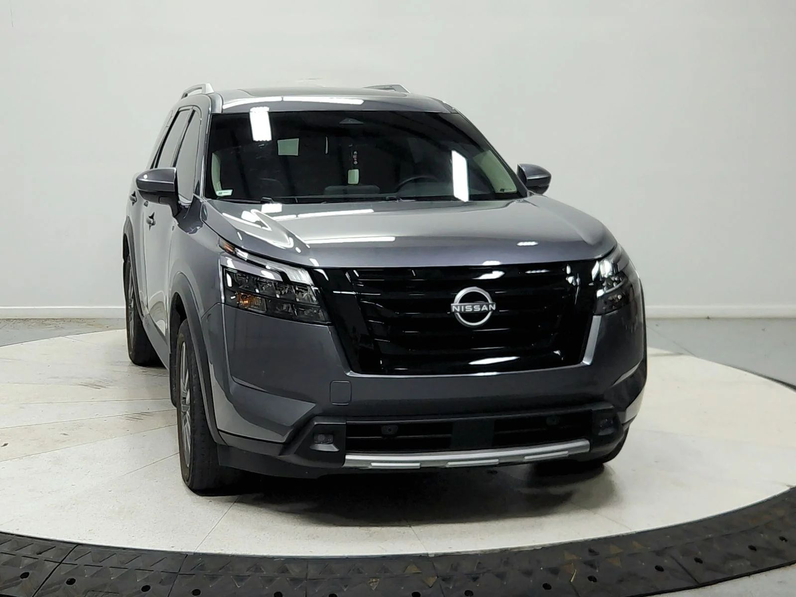Used 2025 Gray Nissan SL image 3