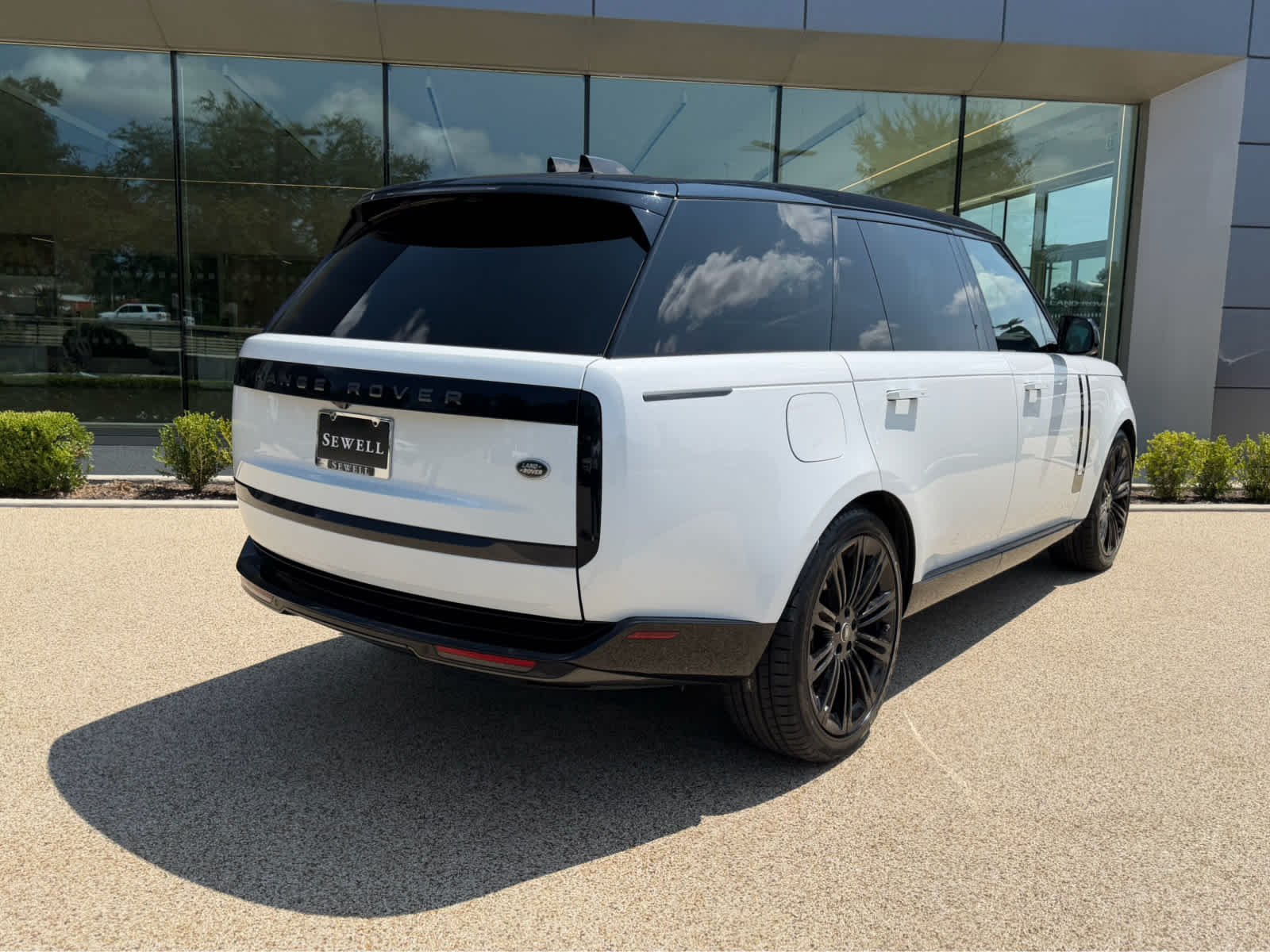 Used 2023 Fuji White Land Rover SE image 5
