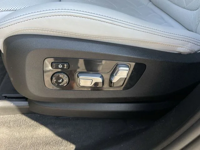 Used 2024 Gray BMW M60i image 12
