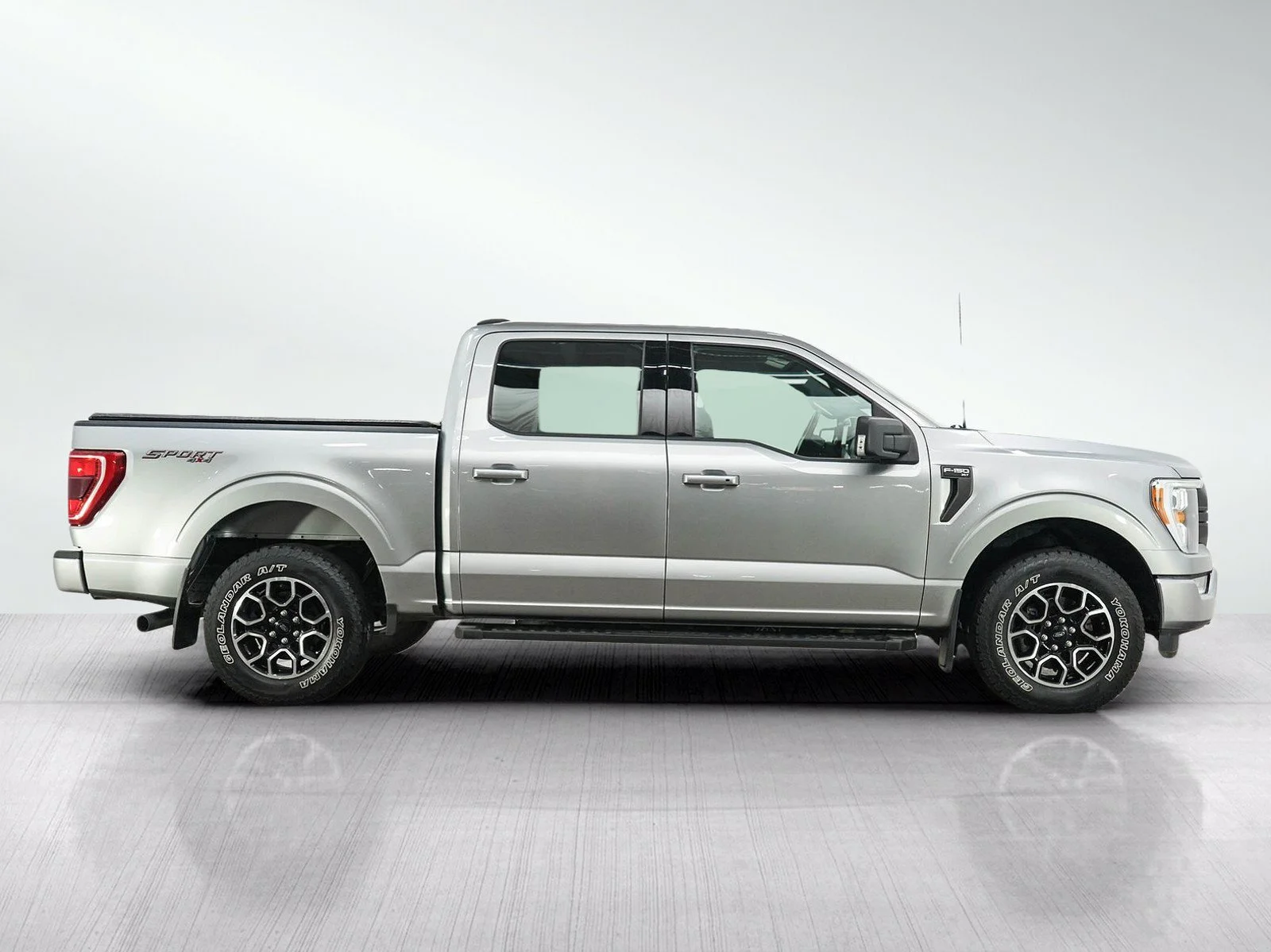 Used 2022  Ford XL image 6
