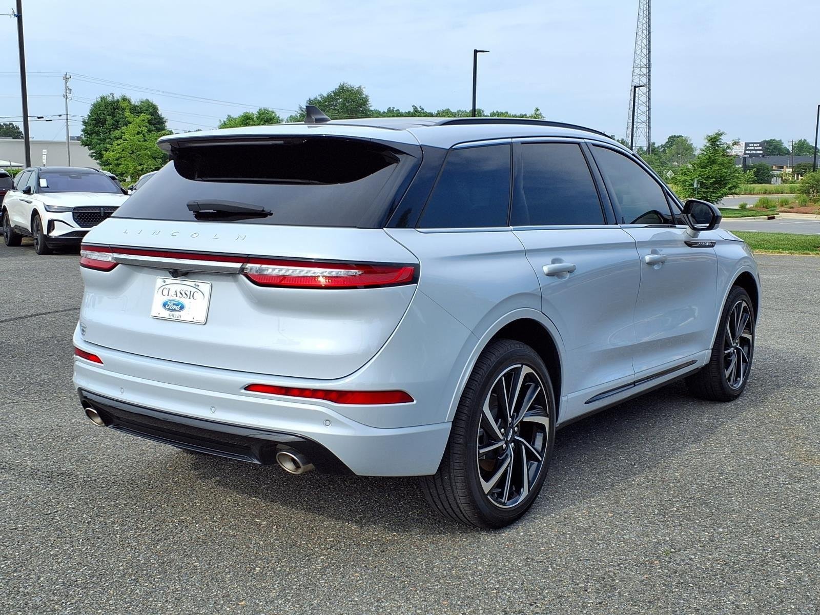 Used 2025 Crystal White Metallic Clearcoat Lincoln Grand Touring image 2