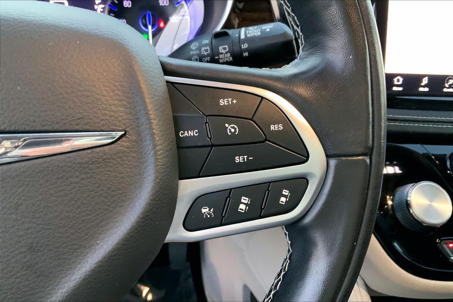 Used 2022 Bright White Clearcoat Chrysler Limited image 24