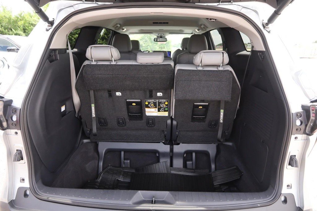 Certified Used 2025 Celestial Silver Metallic Toyota XLE FWD 8-Passenger (Natl) image 7