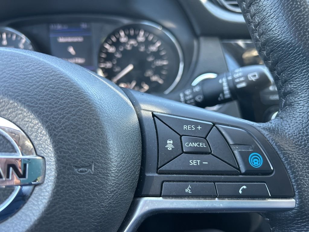 Used 2019 Silver Nissan SL image 18