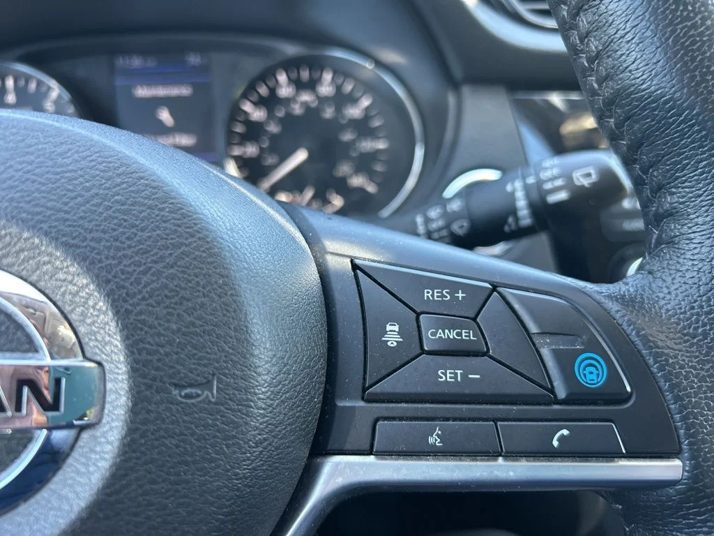 Used 2019 Silver Nissan SL image 18