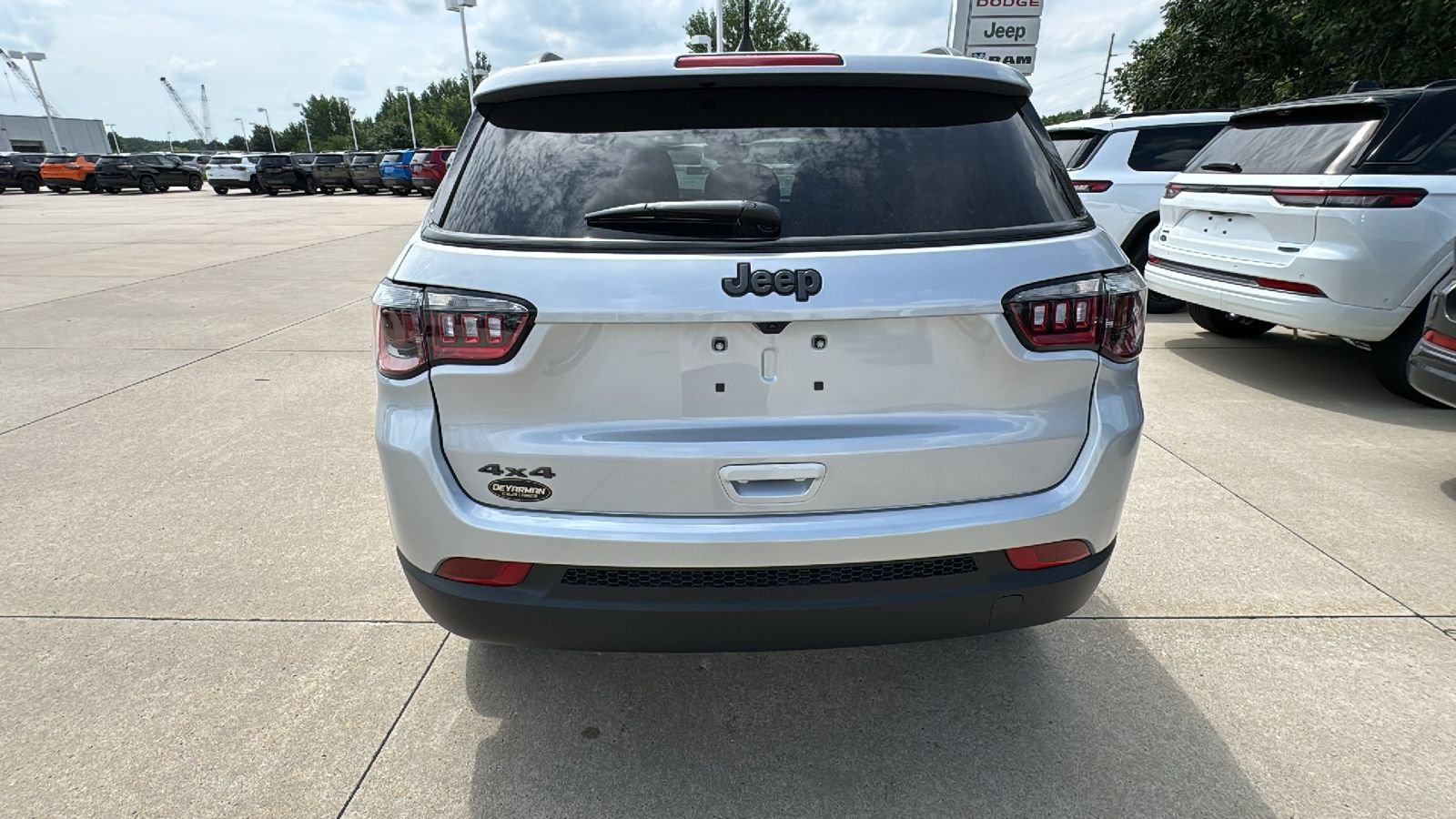 New 2026 Silver Zynith Metallic Clearcoat Jeep Latitude image 12