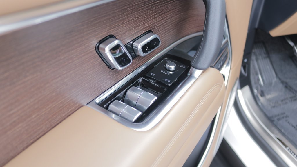 Used 2024 White Land Rover Autobiography image 11