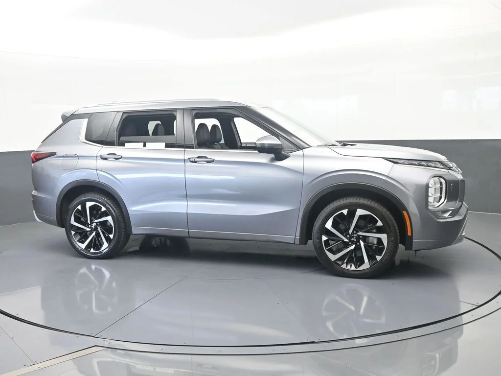 Used 2022 Silver Mitsubishi SEL image 3