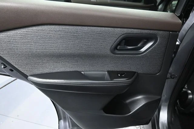 Used 2022 Gray Nissan S image 9