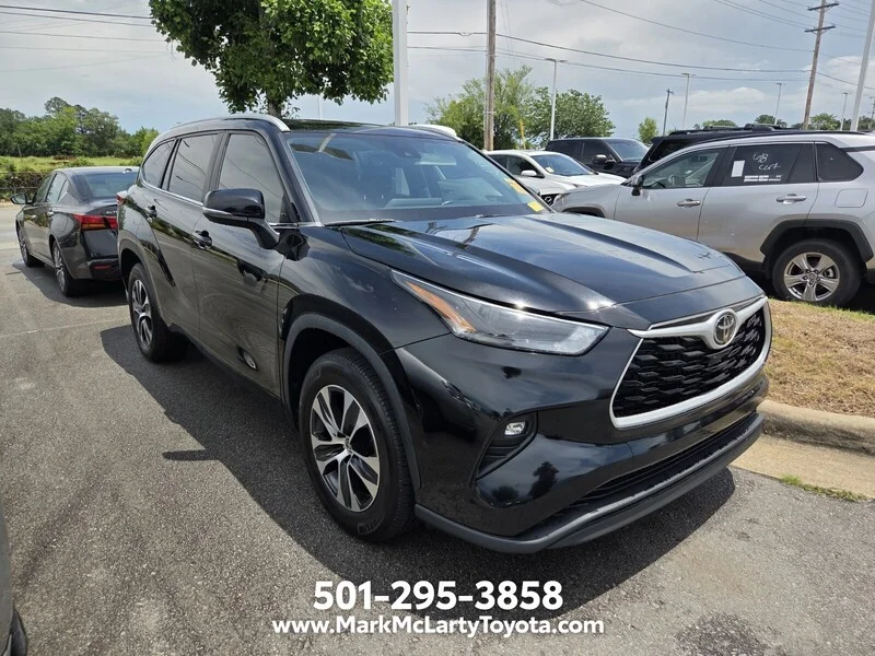 Used 2023 BLACK TOYOTA XLE FWD image 3