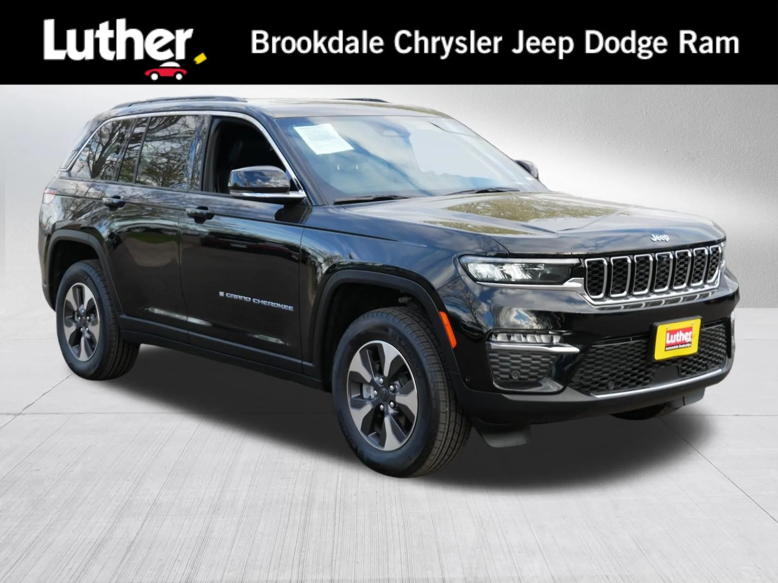 Used 2025 Diamond Black Crystal Pearlcoat Jeep  image 1